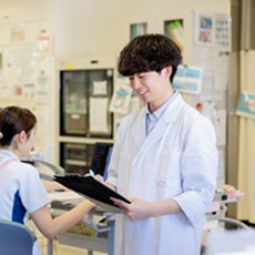 薬剤師が説明している写真