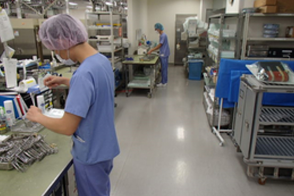 洗浄した器械の汚れの点検の様子