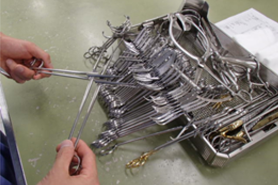 洗浄した器械の汚れの点検の様子（手元）