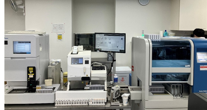 左から全自動尿中有形成分分析装置（UF5000）、全自動尿分析装置（AUTION MAX）、 全自動尿分取装置 （UA-ROBO）