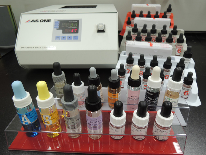 輸血検査用試薬とドライバス（恒温槽）