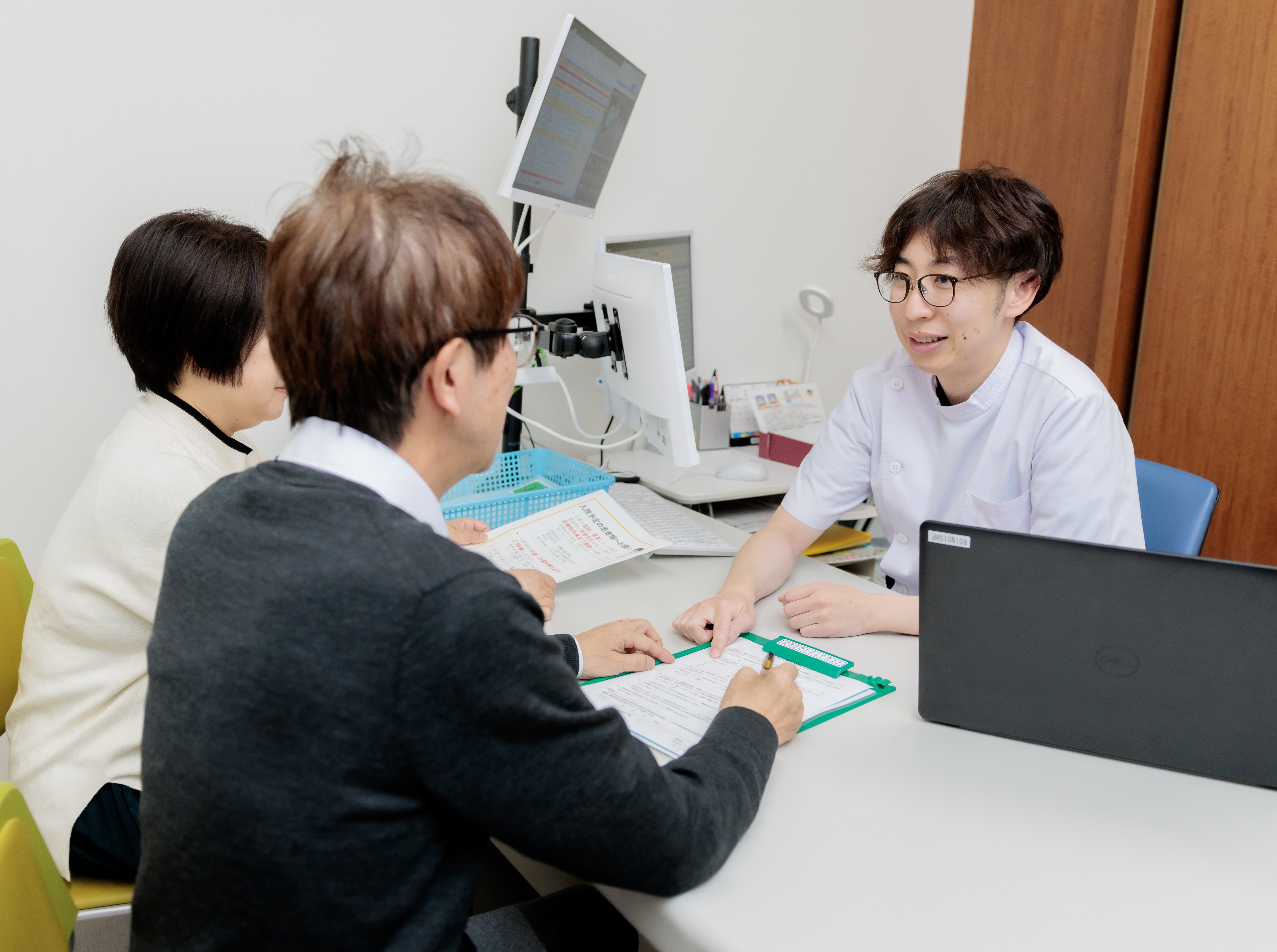外来写真(サポートセンター面談中)