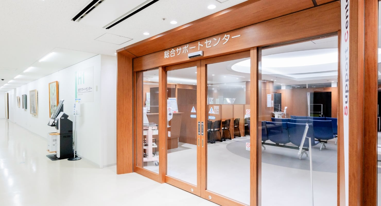 本館1階入院受付窓口（⑥番窓口）の写真