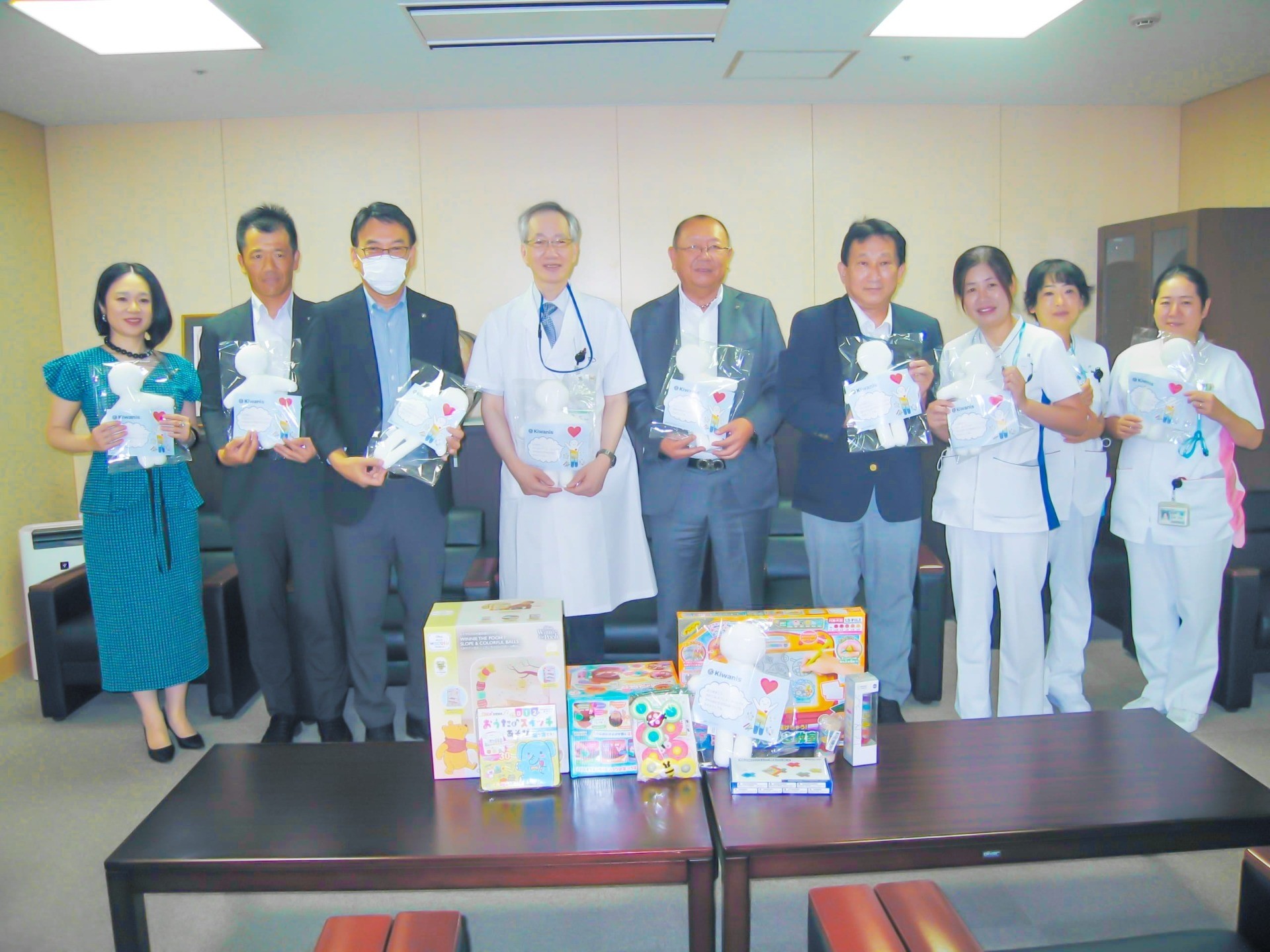 大垣キワニスクラブ会長 野口章司様より、キワニスドール10体と知育玩具の御寄附がありました。