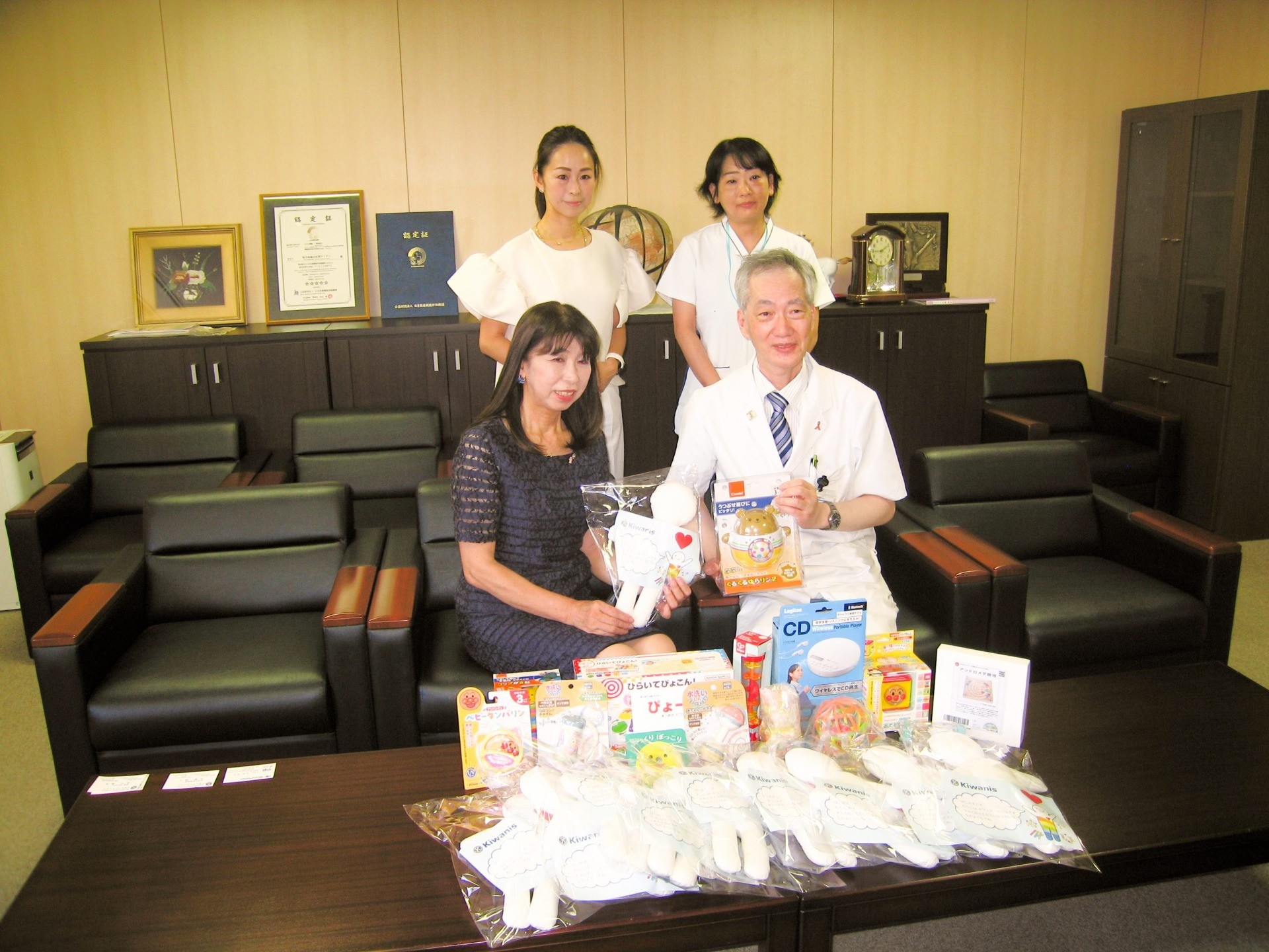 大垣キワニスクラブ会長 佐竹輝美様より、キワニスドール10体と寄贈品のご寄附がありました。