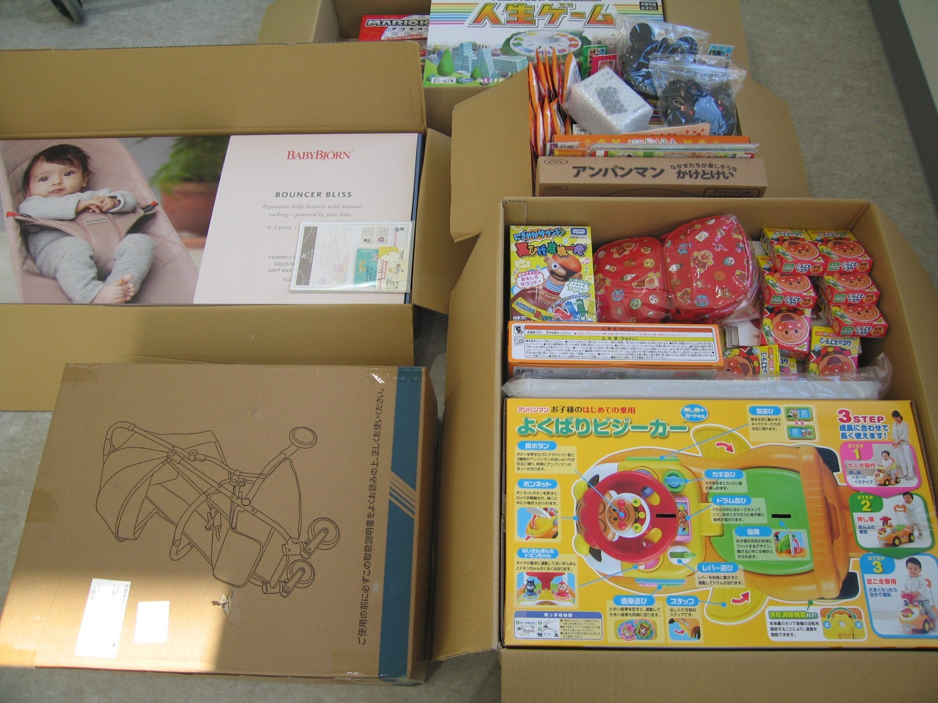 熊崎 律子様より子供用タブレット、医療用テープなどのご寄附がありました。