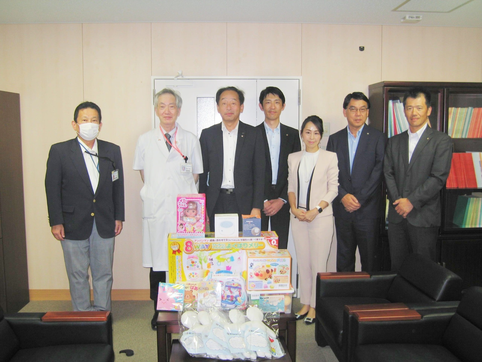 大垣キワニスクラブ会長 林 貴久様より、キワニスドール10体と寄贈品のご寄附がありました。