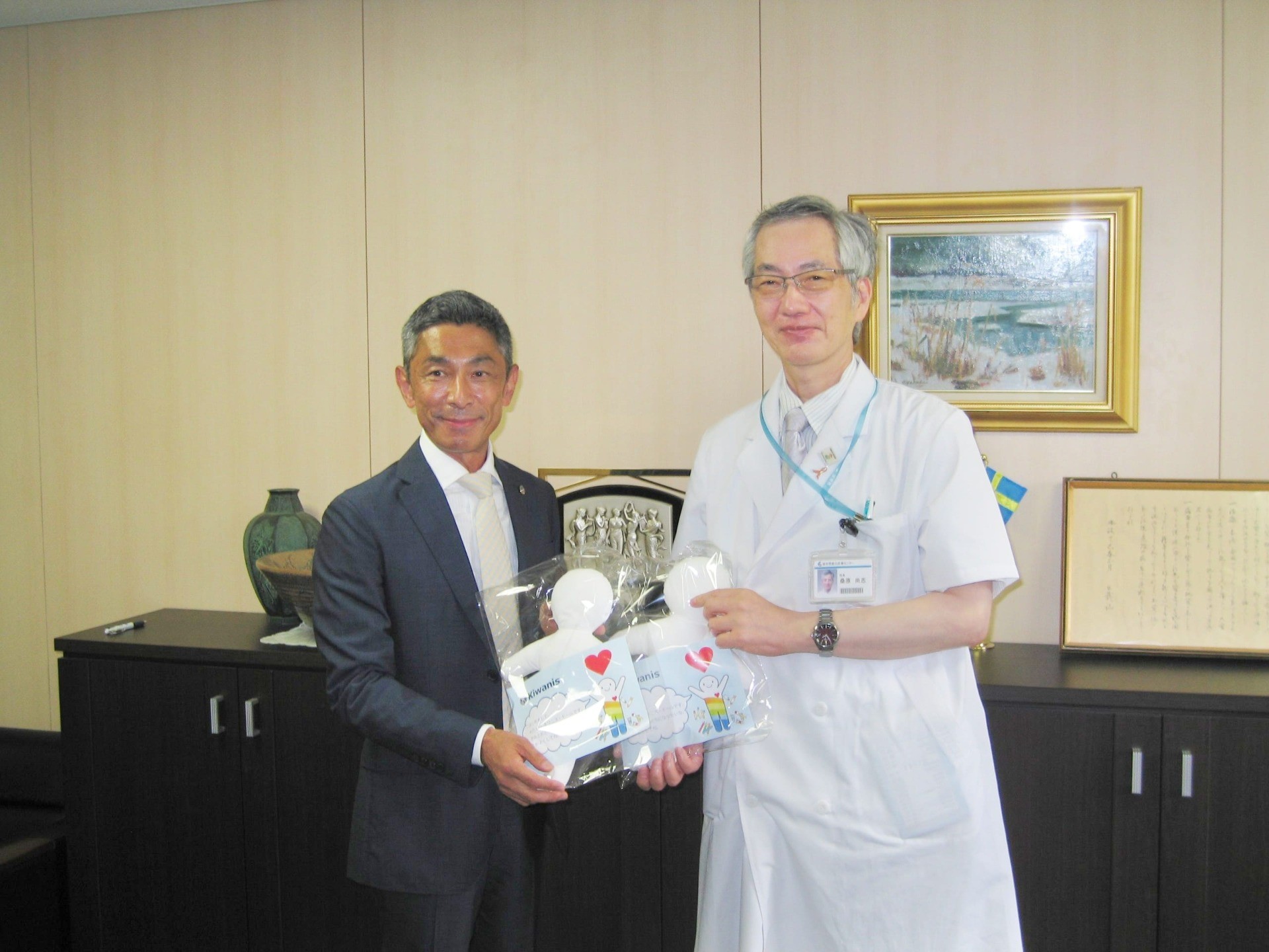 大垣キワニスクラブ会長 冨成 幸豪様より、キワニスドール10体と寄贈品のご寄附がありました。