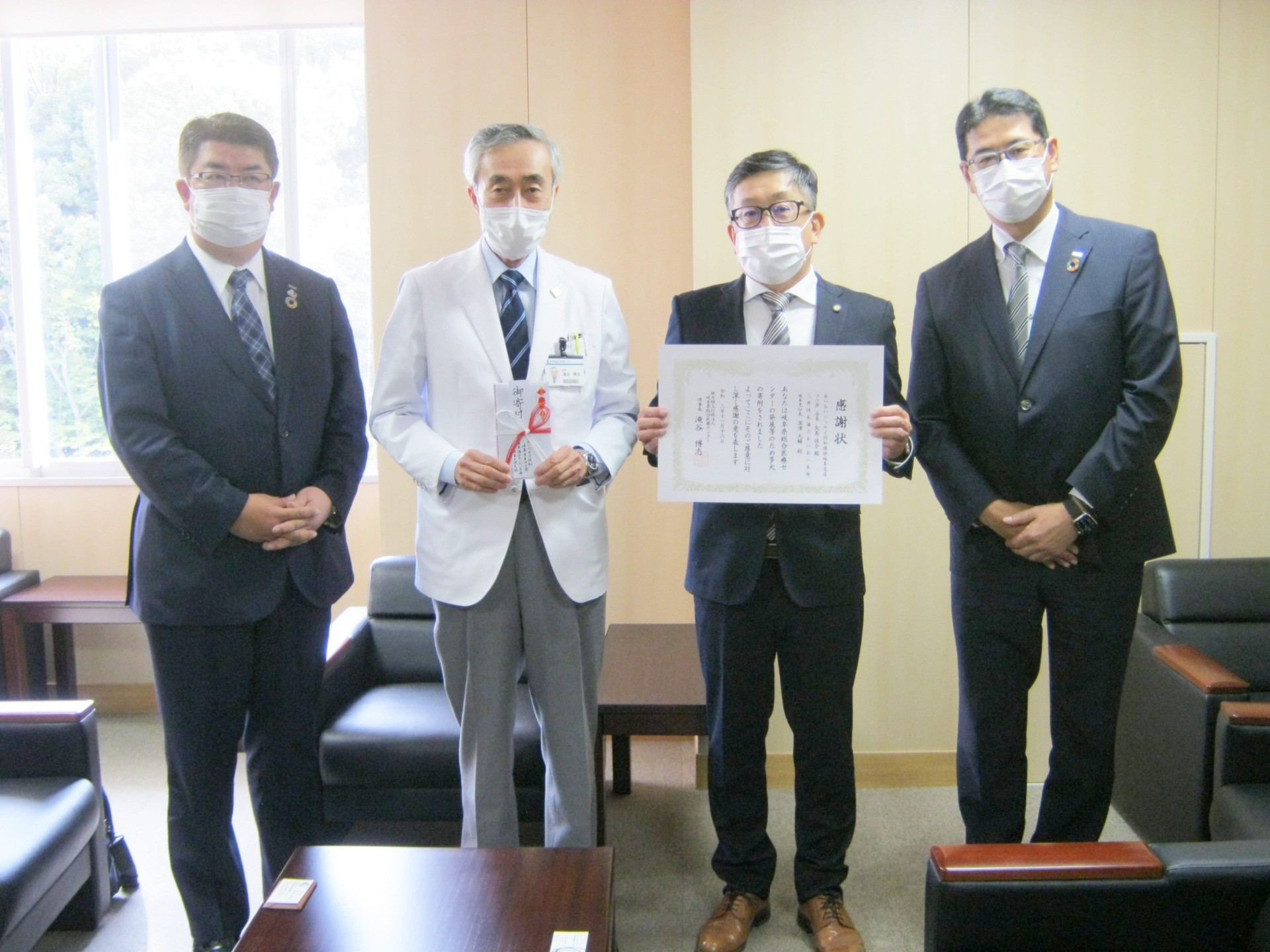 あいおいニッセイ同和損保 矢島様、三井住友海上あいおい生命 深澤様より、100,000円のご寄附がありました。