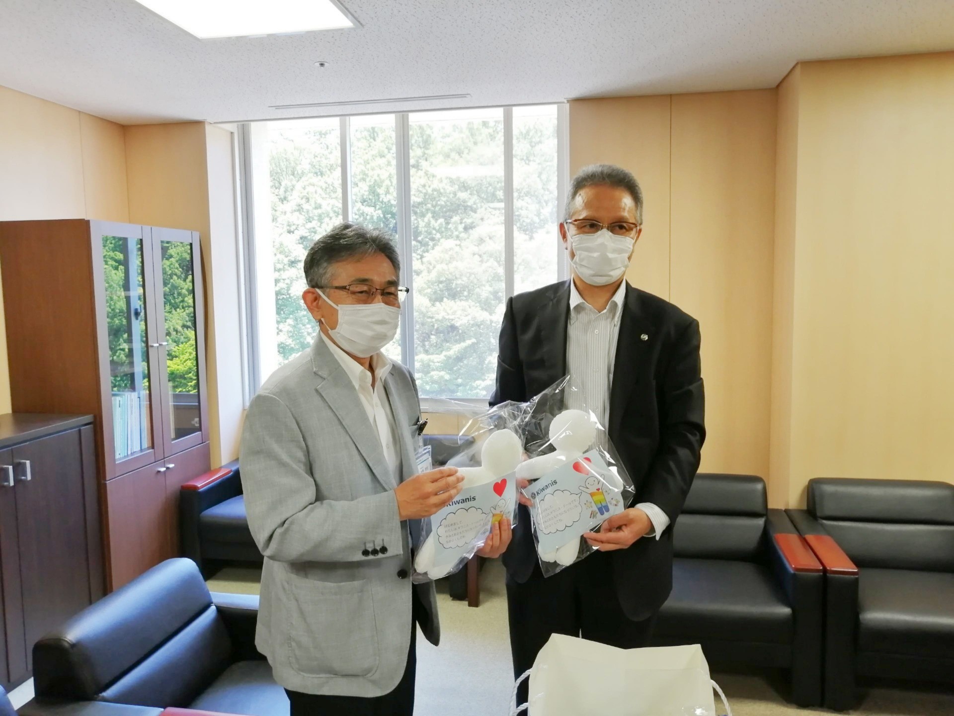 大垣キワニスクラブ会長 宇佐美 清秀様より、キワニスドール10体のご寄附がありました。