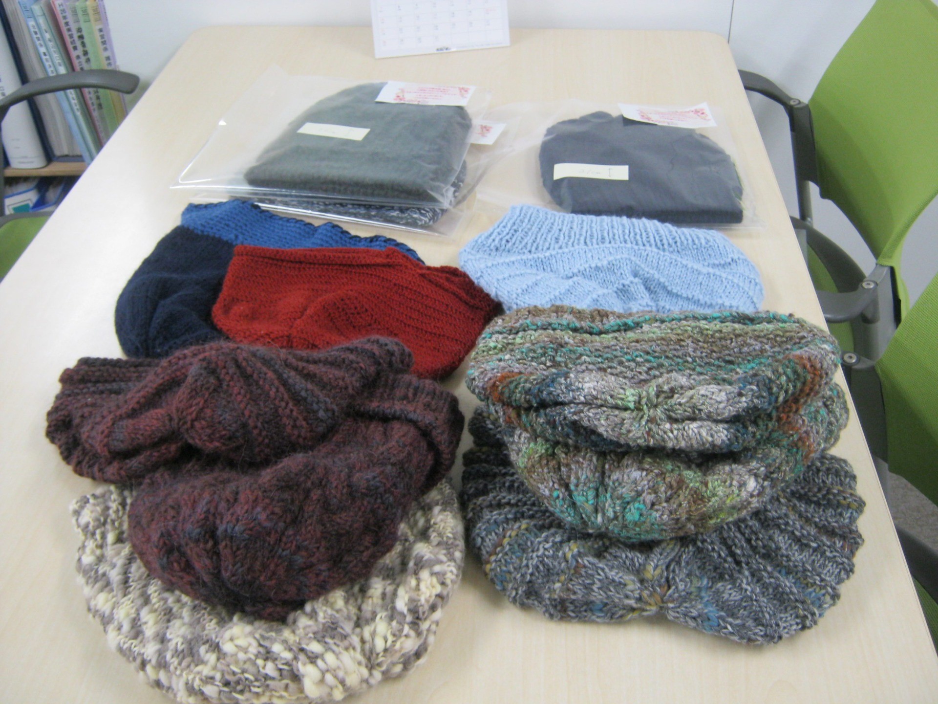 スマイル中部支部様より手編みの帽子40個のご寄附がありました。