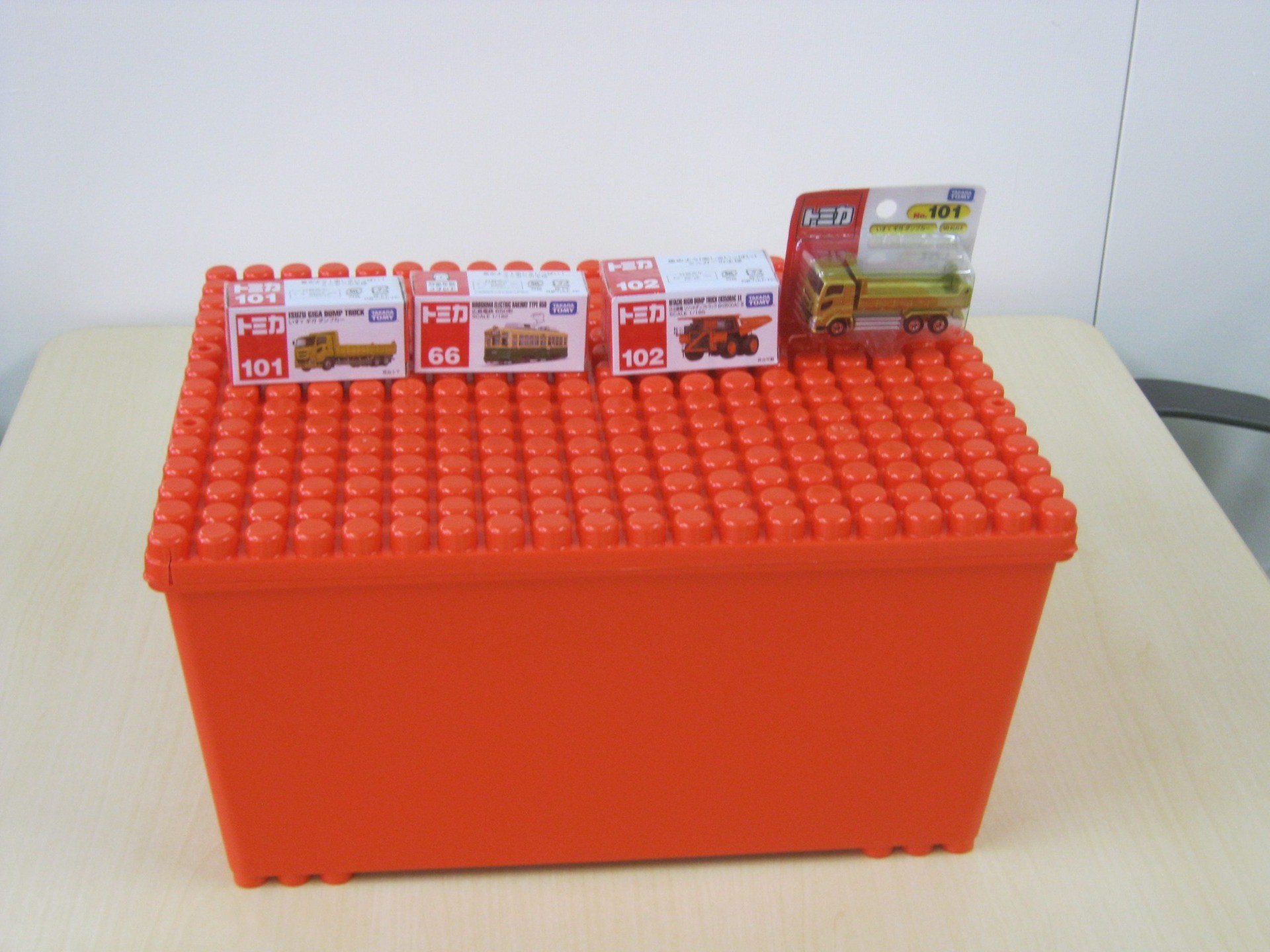 ブロック（1箱）とミニカー（4個）のご寄附がありました。