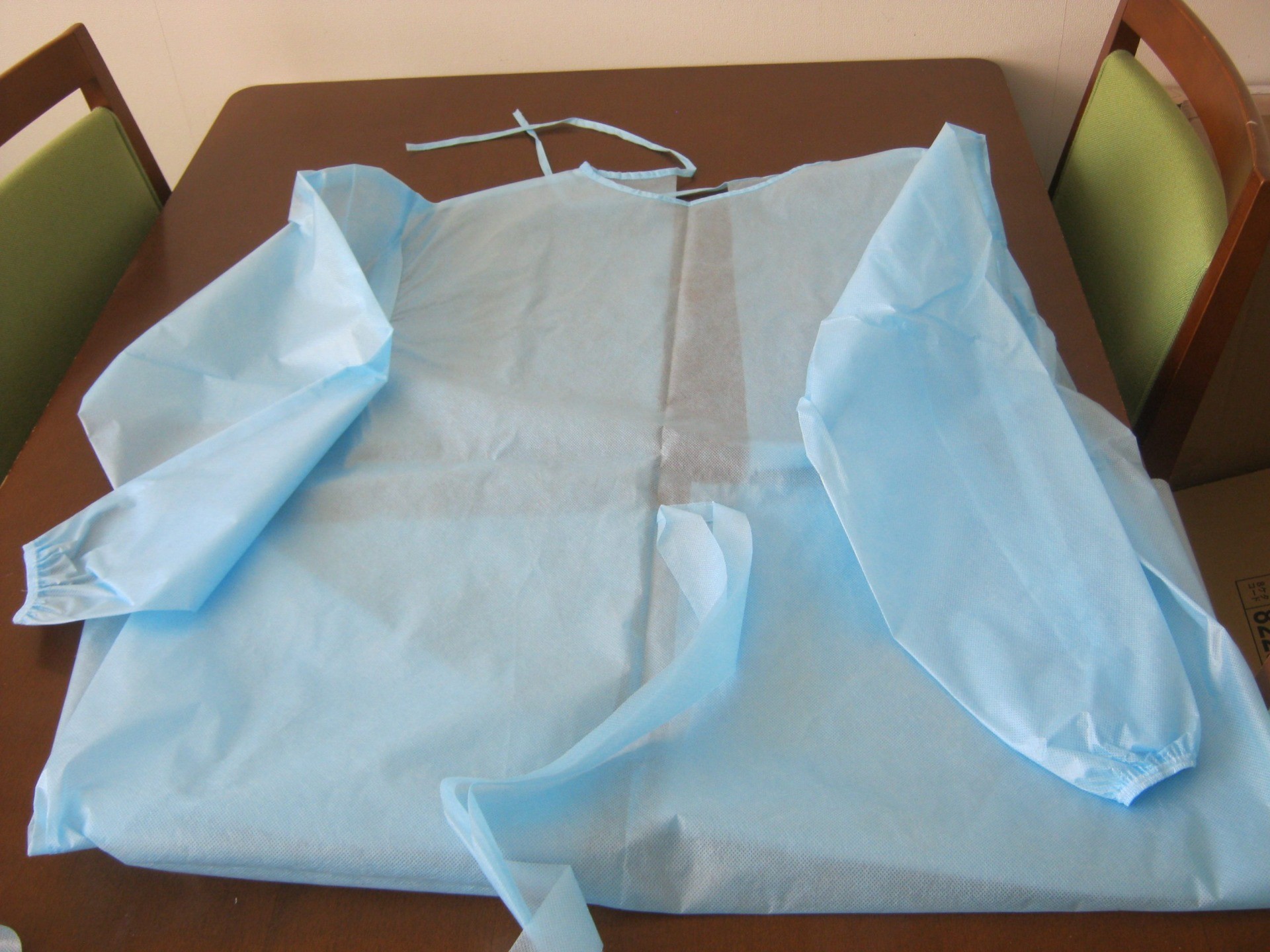 (株)フルリール様より、アソシエーションガウン300枚を寄付いただきました。