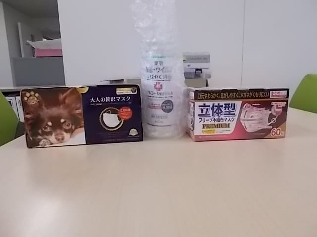 小森 真司様より、マスクとアルコールジェルを寄付いただきました。