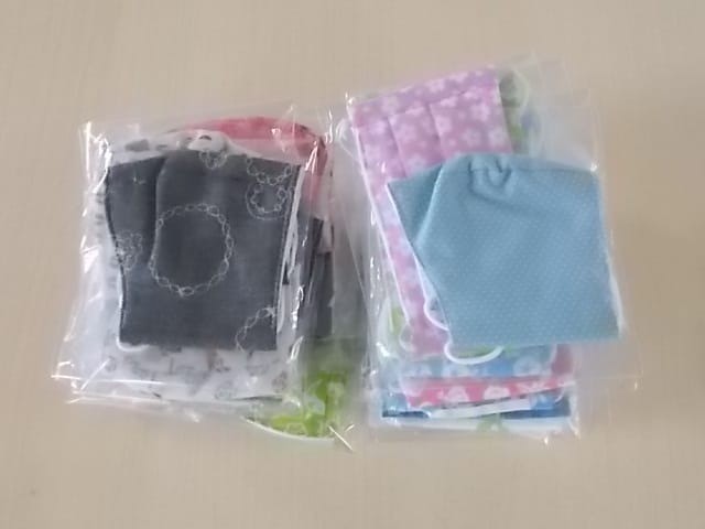 手作りマスク100枚を寄付いただきました。