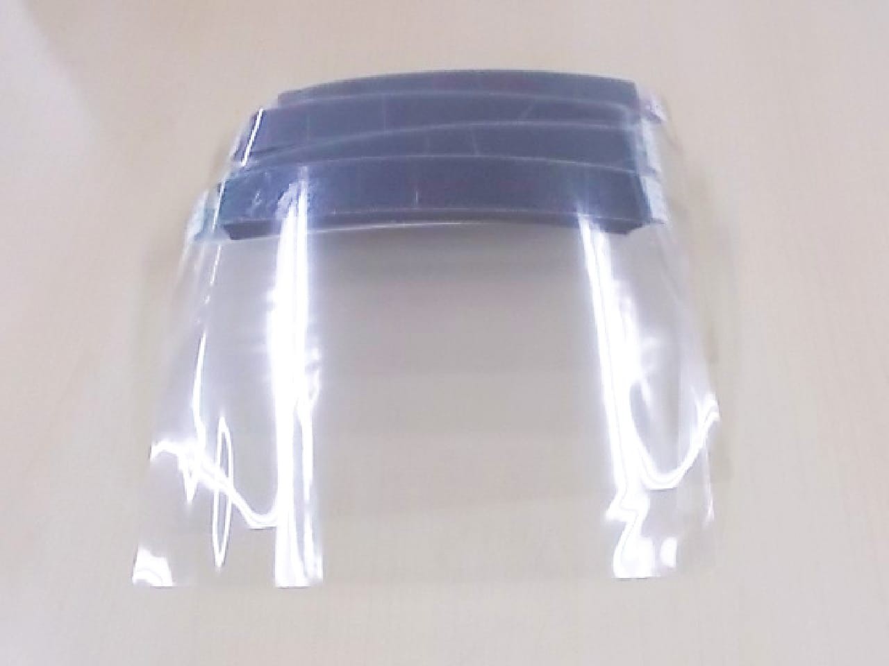 フェイスシールドとお菓子類を寄付いただきました。