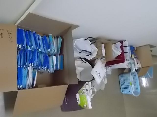 雨合羽等を寄付いただきました。